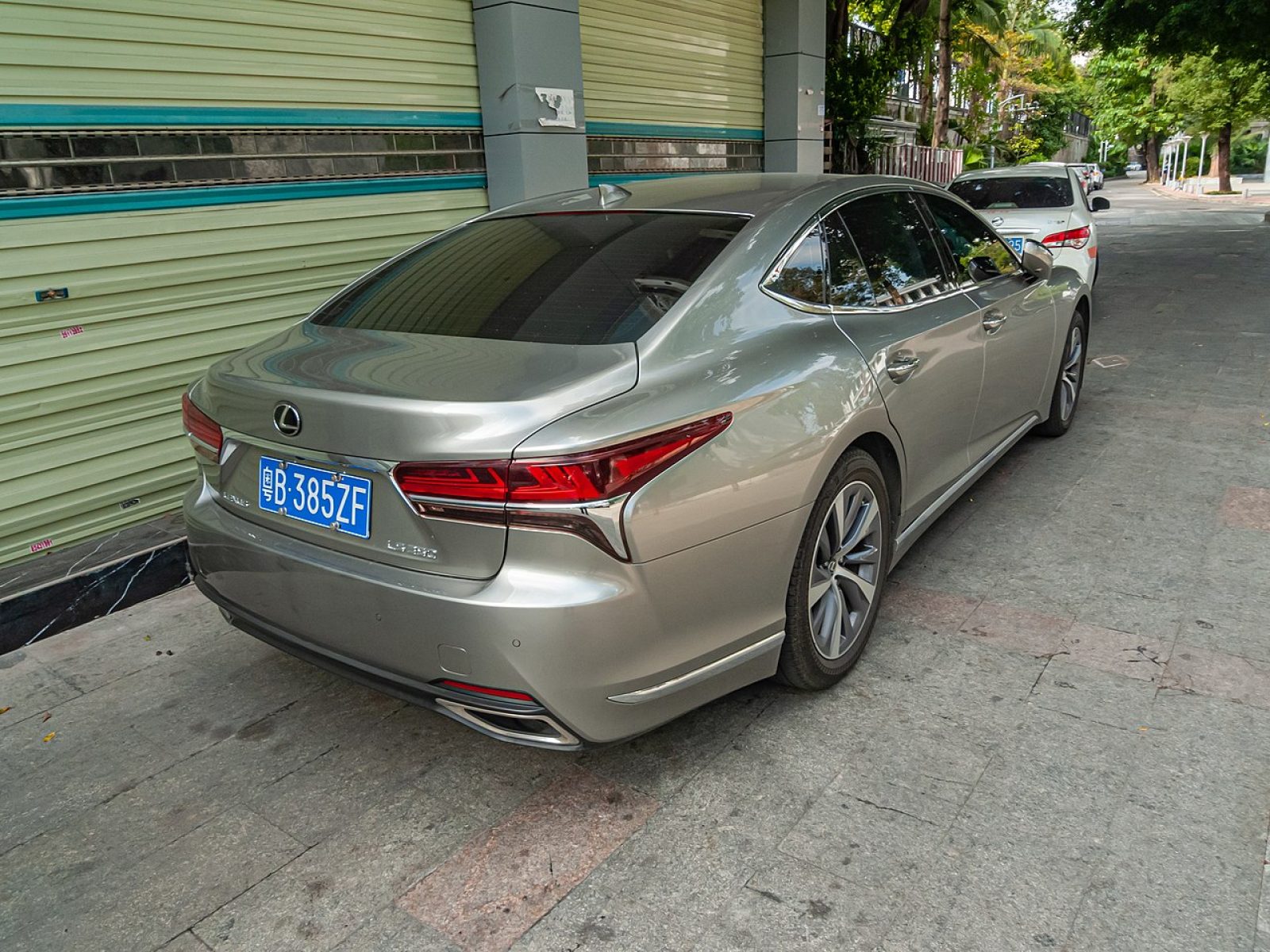 2014 Lexus LS — photo 3 of 11