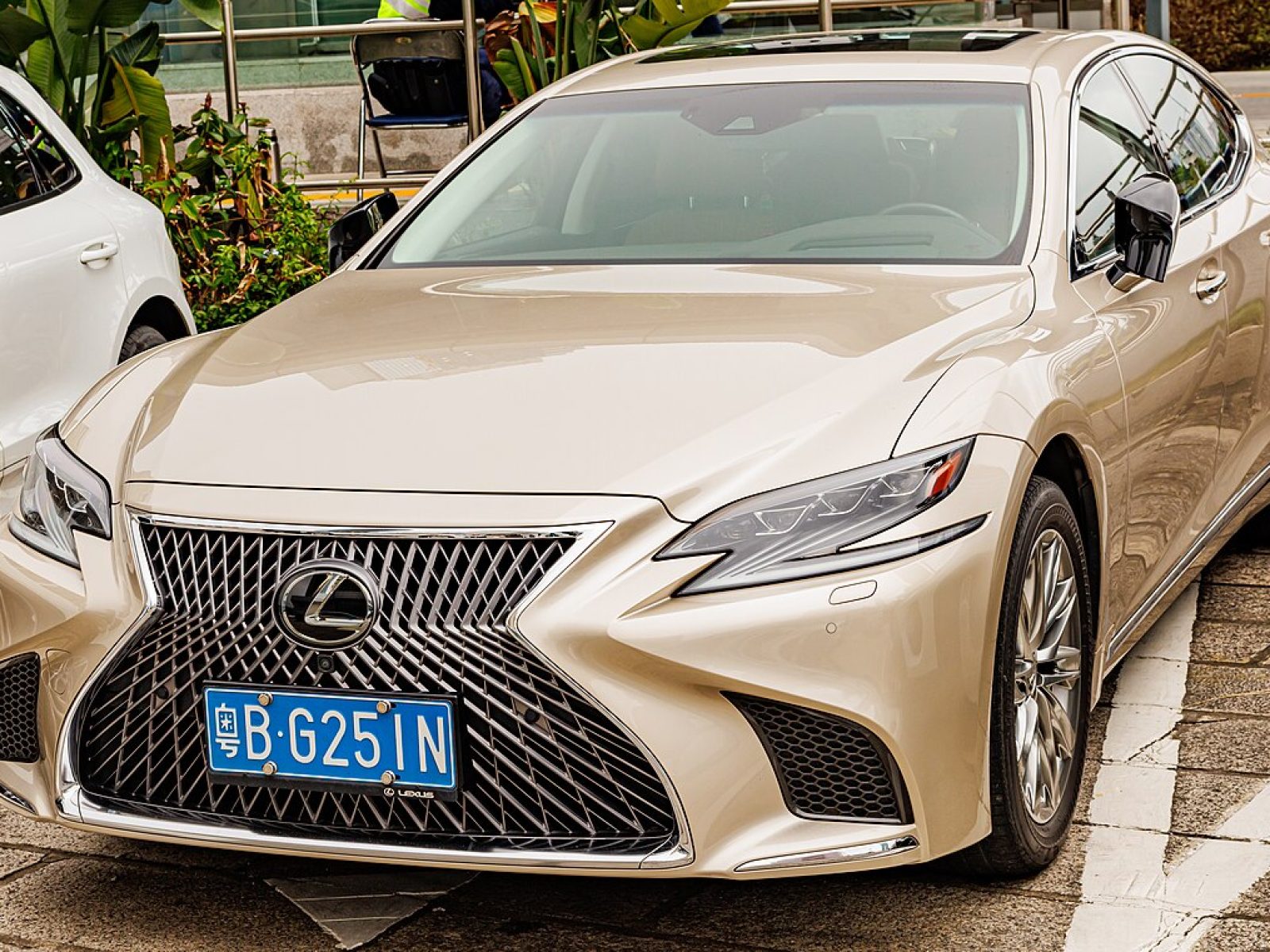 2014 Lexus LS — photo 8 of 11